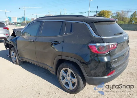 2024 Jeep Compass Latitude 4X4 z USA, uszkodzony, nr VIN 3C4NJDBN1RT606944